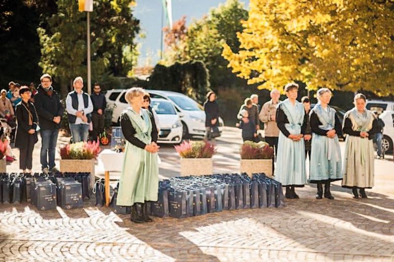 Zur Ernte gibt es ein Kompliment – 30 Jahre Bildungsausschuss Naturns: Die Aktion auf dem Kirchplatz