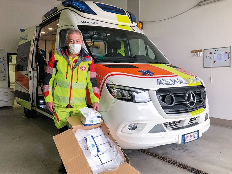 Der Leiter der Sektion Weißes Kreuz in Mals Peter Kofler nimmt die Atemschutzmasken in Empfang