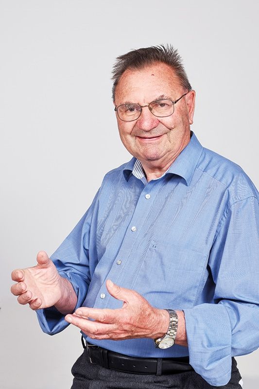 Josef Stricker, geboren am 19.03.1939, aufgewachsen auf Stallwies in Martell, dem höchsten Kornhof Tirols, Priesterweihe im Jahr 1964, ab 1968 Arbeiterpriester, 26 Jahre lang von 1975 bis zur Pensionierung 2001 Gewerkschafter beim SGB/CISL, nachher geistlicher Assistent bis 2019 beim KVW, Publizist. Am 20.02.2018 erhielt Josef Stricker das Ehrenzeichen des Landes Tirol.