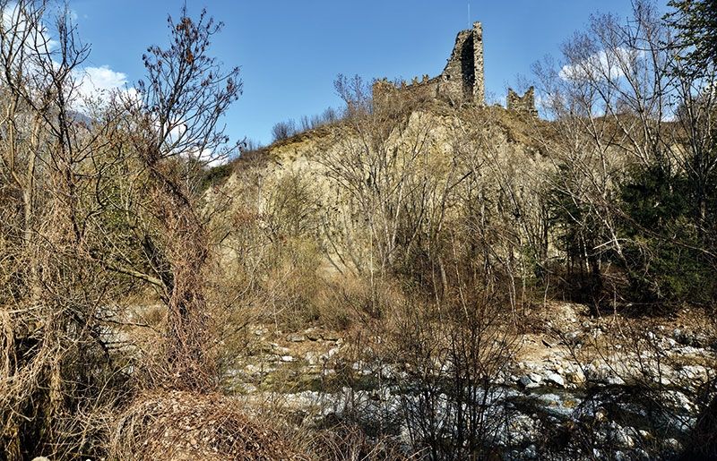 Die Ruine Untermontani mit der westlich darunter vorbei fließenden Plima.
