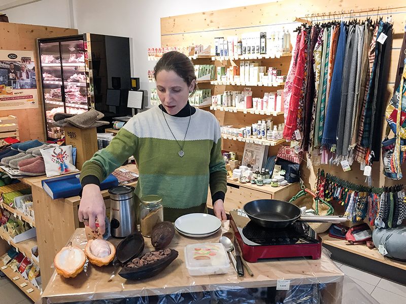 Verena Gschnell von der OEW führt im Weltladen Latsch vor, wie Schokolade hergestellt wird.
