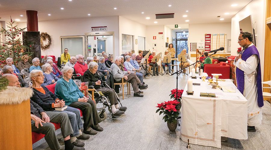 Im Eingangsbereich des Seniorenwohnheims St. Sisinius war alles weihnachtlich geschmückt. Dort feierte Pater Jolly die Hl. Messe und dazu gab es weihnachtliche Klänge der Tischharfengruppe.  