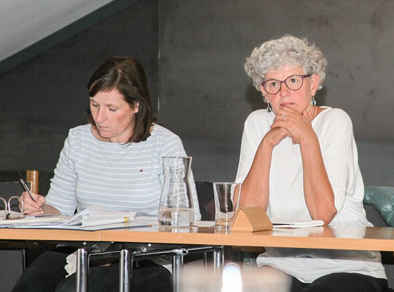 Evi Prader uns Astrid Tappeiner von der Liste Zukunft Naturns: Zu maßgeschneidert sei eine Tiefgarage beim Friedhof