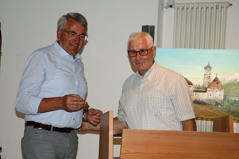 Toni Patscheider (links) erhält den Museumsschlüssel aus der Hand von Arthur Pfeifer, der das Haus übergangsmäßig geleitet hatte