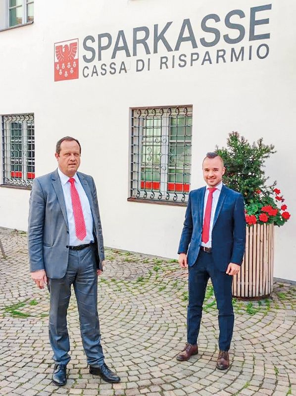 v. l.: Wolfgang Pircher und Josef Spechtenhauser vor der Filiale beim offiziellen Stabwechsel.