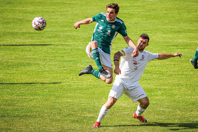 Prad (im Bild im weißen Trikot Jonas Gander im Duell mit einem Girlaner Spieler) ist in die 1. Amateurliga aufgestiegen