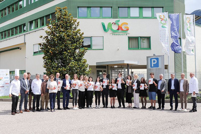 Preisverleihung am Sitz der VOG Products in Leifers mit den Preisträgern und den Projektpartnern des Köcheverbandes SKV. Die Preisträgerinnen aus dem Vinschgau sind: Lisa Fleischmann (Schlanders), Vanessa Pratzner und Marilena Mazzagg (Obervinschgau)