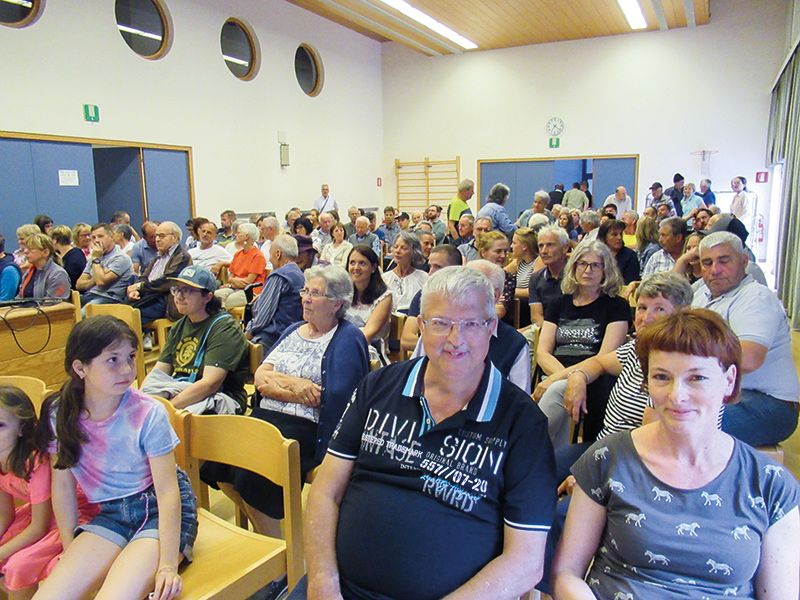 Am 9. Juni wurde in der Turnhalle in Göflan der Film „Erinnerungen an damals: Göflaner Zeitzeugen erzählen“ vorgeführt, ein Film von Alfred Habicher und Brigitte Pircher (vorne rechts).