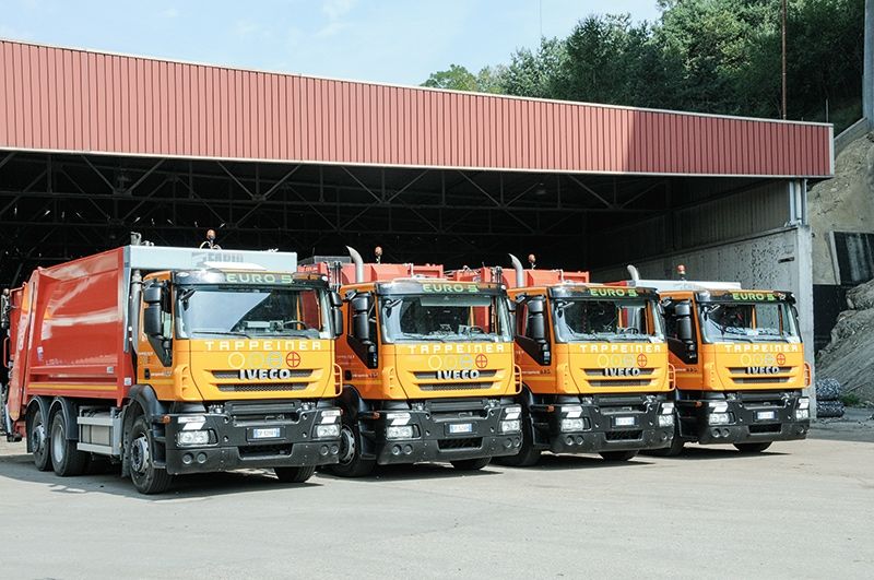 Ein Teil der Müll-LKW-Flotte der Firma Tappeiner steht für den Einsatz bereit