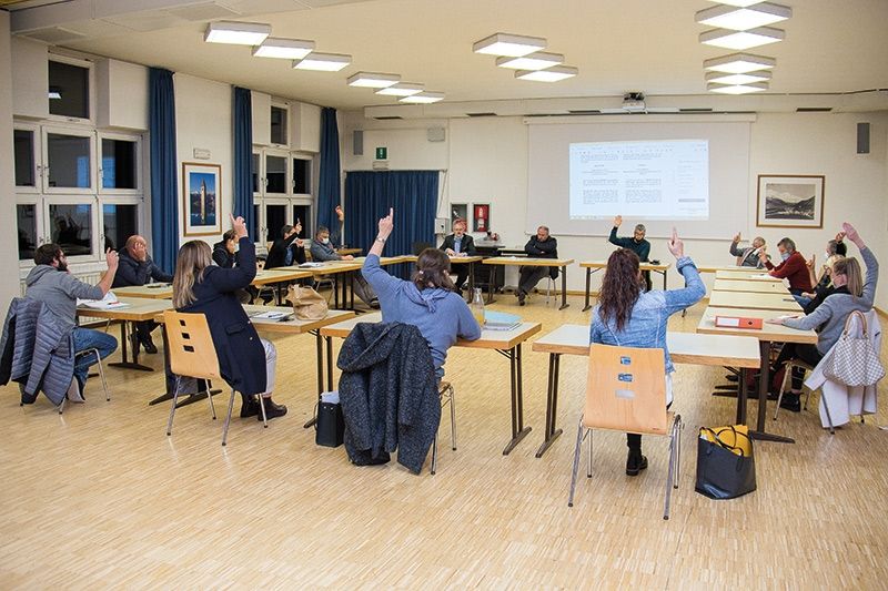Gemeinderatssitzung in Vereinssaal in Graun am Montag (26.10.). Das Programmatische Dokument des Bürgermeisters für die Verwaltungsperiode 2020-2025 wurde bei einer Stimmenthaltung vom Gemeinderat genehmigt.