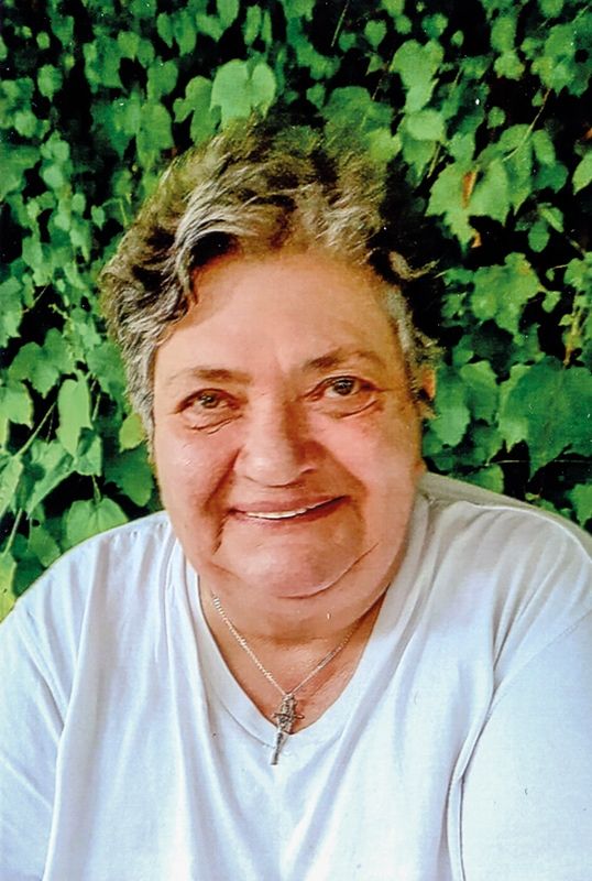 Rita Pircher, Jg. 1948, Schlanders. Ihre Lungenschwäche macht ihr schwer zu schaffen. Sie freut sich auf jeden Besuch. Dankbar ist sie vor allem ihren beiden „treuen Seelen“ Anna und Marianne, die gerne mit ihr „honagortn“ und immer da sind, wenn sie Hilfe braucht.