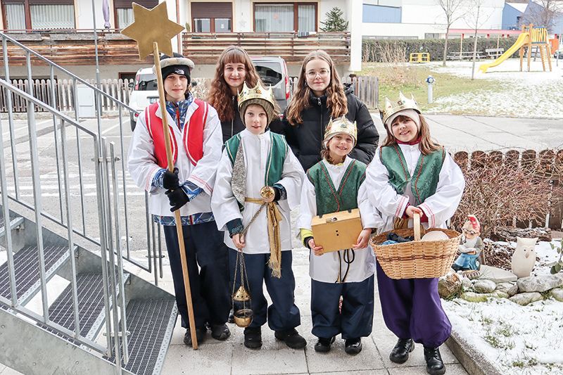 Die Sternsingergruppe in Schluderns vorne v. l. Nino Stocker, Fabian Stocker, Ilenia Hauser und Liana Thöni; hinten: die Begleiterinnen Leoni Lechner und Laura Patscheider