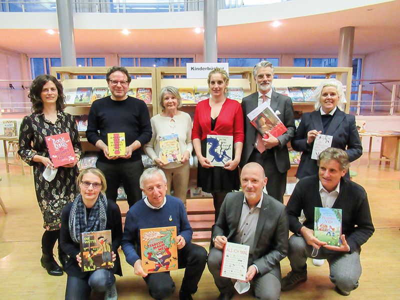Bücherwelten in Schlanders: vordere Reihe v. l.: Kathrin Hofer (Jukibuz), Martin Trafoier (Kulturinstitut und Bibliothek Kortsch), Volker Klotz (Deutsche Kultur der Landesverwaltung), Raimund Rechen- macher (Bibliothek Schlandersburg), hintere Reihe v.l.: Brigitte Kustatscher (Jukibuz), Johannes Andresen (Teßmann Bibliothek), Monika Holzner Wunderer (Kulturhaus), Ramona Kuen (Schlanders Marketing), Hans-Christoph von Hohenbühel (Kulturinstitut), Evelin Moschèn (Teßmann)