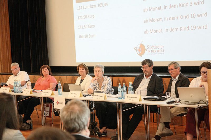 v. l.: BZG-Präsident Dieter Pinggera, Karin Sanin, Gerlinde Warger, Anke Gähme, Albrecht Plangger und Erich Achmüller bei der 49. Grenzpendlertagung in Schluderns