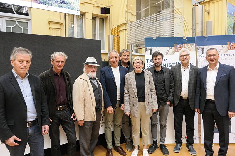 Rund 80 Chronisten kamen am 8. November zum 25. Chronistentag nach Bozen, auch viele aus dem Vinschgau. V. l. Heinrich Frei (Partschins), Klaus Tumler (Geschäftsführer vom SBZ), Siegfried Gurschler (Schnals), der neue Landeschronist Wolfgang Thöni, Raimund Rechenmacher (Schlanders), Isabella Erhard (Laatsch), Alexander Lutt (Schluderns), Robert Kaserer, der erste Landeschronist, BM Heiko Hauser