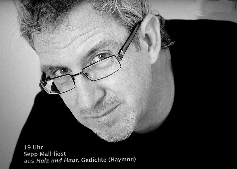 Sepp Mall aus Graun hat im Haymonverlag den neuen Gedichtband „Holz und Haut“ herausgegeben und über Livestream, organisiert vom Literaturhaus am Inn, erstmals in einer online Lesung vorgetragen.