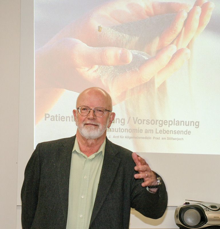 Der ehemalige Prader Gemeindearzt Wunibald Wallnöfer kärt im Gemeindesaal von Schluderns über die Patientenverfügung auf