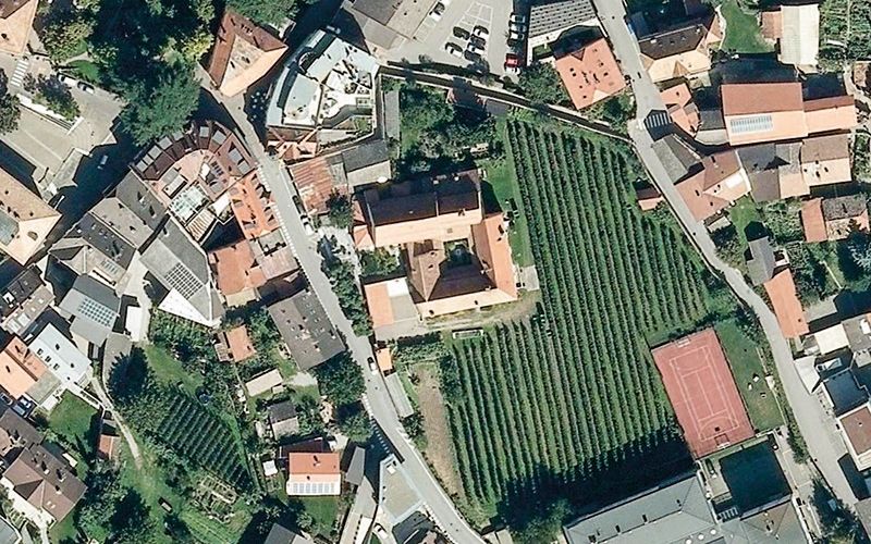 Die Klosteranlage im Zentrum von Schlanders besteht aus den Unterkünften, der Kirche und aus einer 9.000 m² großen Klosterwiese. Für die Gemeinde Schlanders gibt es die einmalige Gelegenheit Besitzer der ganzen Anlage zu werden.