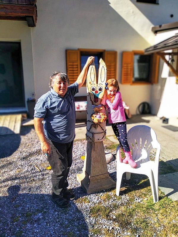 Albert und Leoni Stillebacher mit ihrem Osterhasen