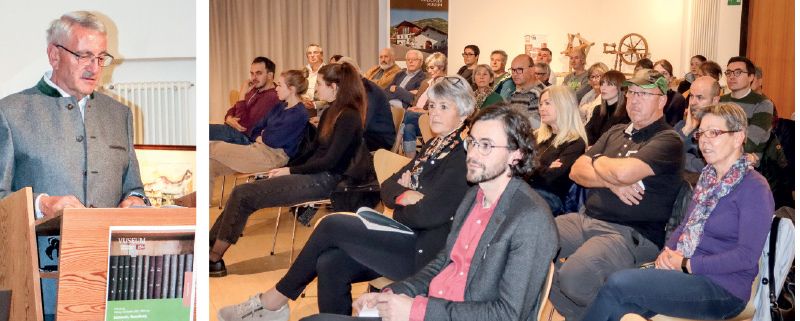 links: Präsident Toni Patscheider begrüßt die Gäste im akustisch neu angepassten Saal des Vintschger Museums in Schluderns
