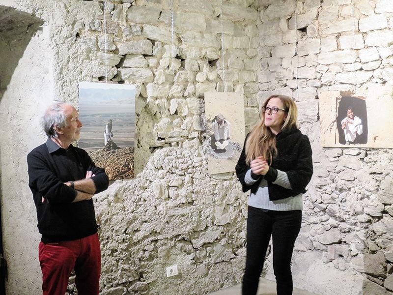 Gianni Bodini und die Gemeindereferentin Dunja Tassiello bei der Ausstellungseröffnung in der Bibliothek Schlandersburg.   