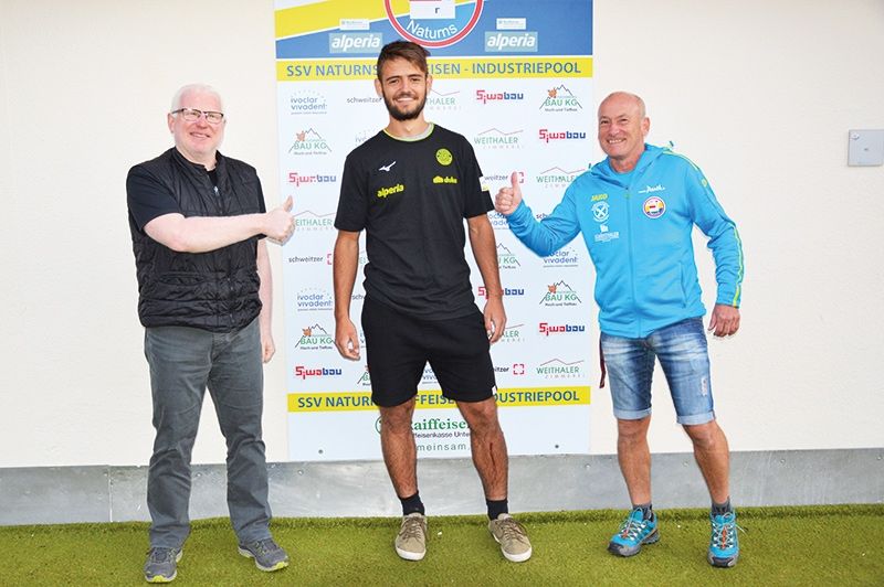 Jonas mit seinen Förderern beim SSV Naturns: Günther Pföstl (links) und Walter Müller (rechts)