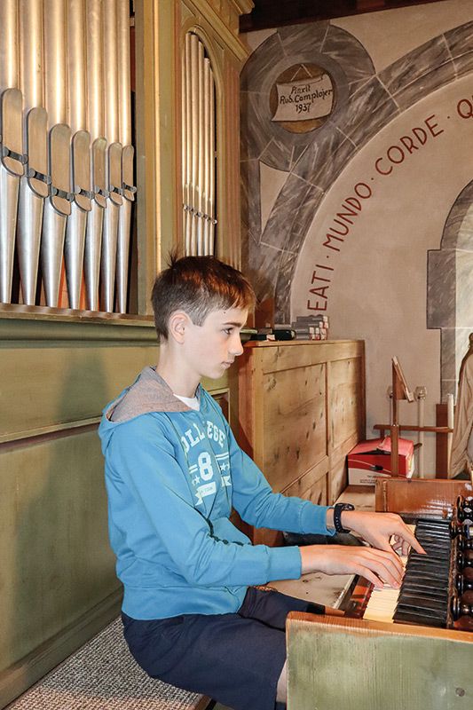 Mattia De Filippis aus Schluderns spielt die Orgel in der Herz Jesu Kirche von Tanas