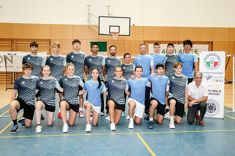 Die italienische Badminton Nationalmanschaft in Mals, darunter sind Athleten und Athletinnen aus Mals, Meran und Bozen