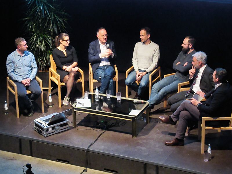 Die Podiums-teilnehmer:in: v. l.: Hannes Götsch, Daria Habicher, Dominik Matt, Marc Zebisch, Christian Stolcis, LR Arnold Schuler und der Moderator Theo Hendrich.