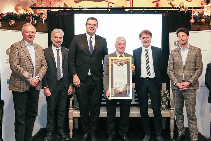 v.l.: HGV-Präsident Manfred Pinzger, Landesrat Arnold Schuler, HGV-Bezirksobmann Hansi Pichler, Karl Pfitscher, HGV-Verbandssekretär Helmuth Rainer und HGV-Direktor Thomas Gruber.