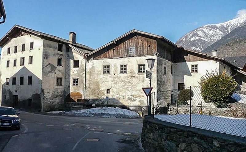 Hallerhof in Latsch: Die für den Ensembleschutz bedeutende straßenseitige Fassade entlang der Hofgasse wird erhalten. Das Landesdenkmalamt wird die Restaurierungsarbeiten begleiten. (Foto: LPA/Landesdenkmalamt)