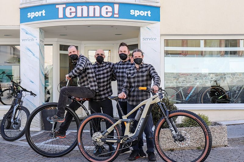 v.l.n.r. Das Team in der Werkstatt von Sport Tenne: Andreas Wallnöfer, Frowin Stecher, Mario Porth und Robert Gurschler