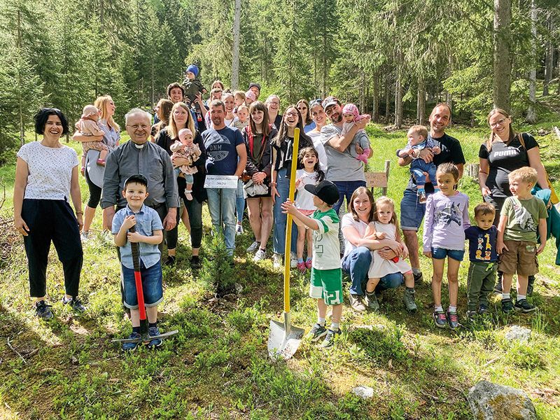 Alle Familien waren der Einladung gefolgt und freuten sich mit Pfarrer Lanbacher und den Mitgliedern des Elki-Teams über die Jahrgangbaumfeier; Der Baum samt Schild warten darauf an ihren neuen Platz gebracht zu werden