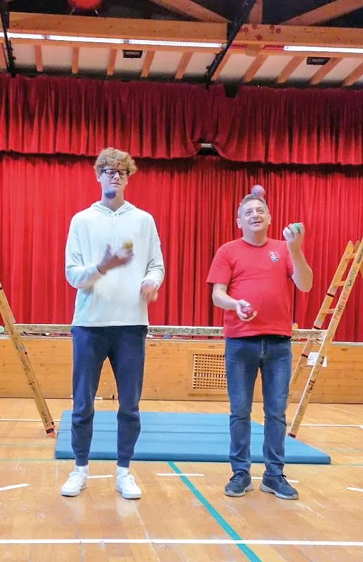 Tennisstar Jannik Sinner (links) besuchte Clown Stauni während einer Zirkuswoche im vergangenen Sommer in Sexten und jonglierte mit ihm