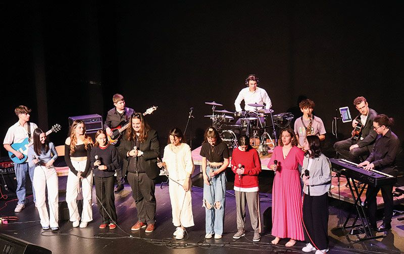 v. l. die Komponisten; Hannes Grasl, Milena Zanaga, Melanie Codalonga, Linn Wieser, Serafin Schaller, Laura Frick, Hanna Kral, Johanna Stricker, Nadia Zugall, Maximilian Tribus (dahinter), Lisa Marie Telfser und Projektleiter Lukas Fleischmann (dahinter) mit musikalischer Begleitung