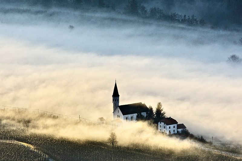 Herbsttag bei der Lourdeskirche.