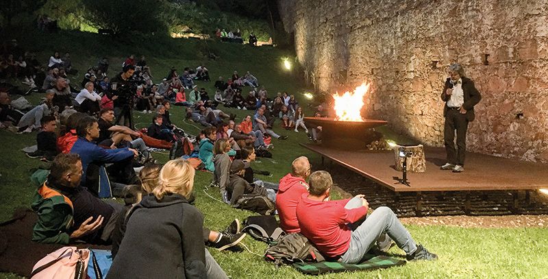 Reinhold Messner erzählt am Lagerfeuer die Legende des Yeti