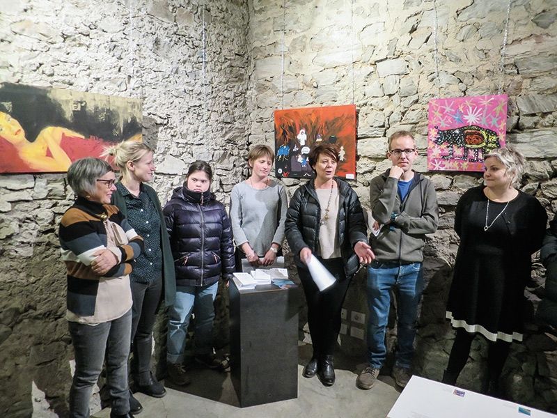 Bei der Ausstellungseröffnung wurden die Bilder des Kurses „Entspanntes Malen“ präsentiert und Gedichte und Geschichten der Schreibwerkstatt vorgelesen. V.l.: Sieglinde Angerer, Nadia Schwienbacher, Hanna Thaler, Christine Weithaler, Dominique Wallnöfer, Marcel Zischg, Heike Haller