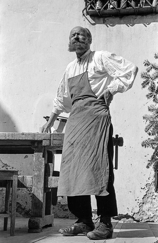 Der Autor Max Bernardi schlüpft zur Uraufführung des Stückes 1952 in Partschins selbst in die Rolle des Peter Mitterhofer (Foto: © Perckhammer Archiv, Innsbruck)