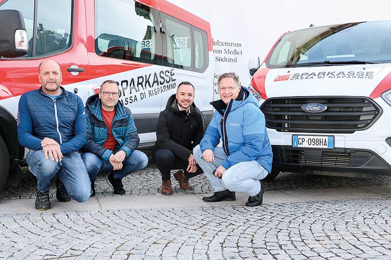 Die Südtiroler Sparkasse unterstützte als langjähriger Partner der Sportoberschule Mals den Ankauf von zwei neuen Sportbussen. V. l.: Veit Angerer (Spartenleiter Biathlon/Langlauf und Koordinator der Sportbusse), Markus Klotz (Verantwortlicher der Sportoberschule), Josef Spechtenhauser (Direktor der Südtiroler Sparkasse/Filiale Mals) und Werner Oberthaler (Direktor des Oberschulzentrums Mals)