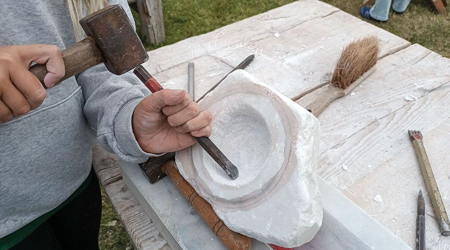 Die Projektwochen „Marmor-Werkstatt“ sind zu Ende. Jeweils eine ganze Woche lang hatten die Kinder und Jugendlichen die Möglichkeit, den Laaser Marmor kennenzulernen. Es wurde mit dem Material Marmor experimentiert und einfache Formen gestalten. Darüber hinaus wurde über die Entstehung und den Abbau des Weißen Goldes, wie es im Volksmund bezeichnet wird, erfahren.