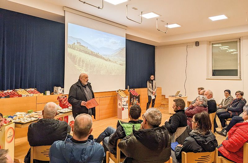 Das Apfelsortiment in Tschengls wurde unter die Lupe genommen. Herbert Raffeiner begrüßte dazu Franziska Andres