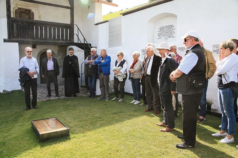 Mitglieder des Freundeskreises Marienberg im Friedhof von St. Stephan