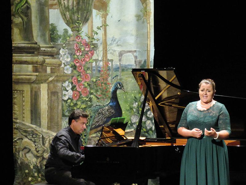 Ramona Zueck, ausgebildete Sängerin aus Laas, sang im Kulturhaus Schlanders
