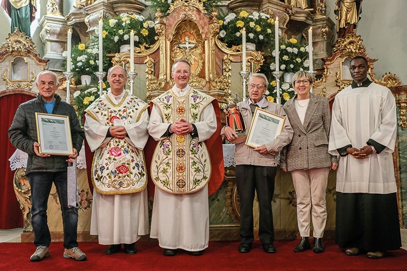v. l. n. r. Franz Josef Tedoldi, Domdekan Ulrich Fistill, Dekan Stefan Hainz, Robert Luzius Wolf, Isabella Erhard Brunner, Seminarist Vicent Kijonga