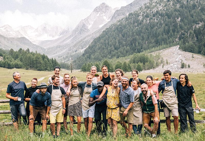 Das Eishof Team im Pfossental. Mit Stirnband und Lederhose, Ulrich Haller. Foto: Benjamin Pfitscher