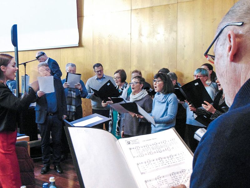 Der Kirchenchor Naturns eröffnete unter der Leitung von Karin Wallnöfer die Vollversammlung mit den Liedern von zwei Vinschger Komponisten.