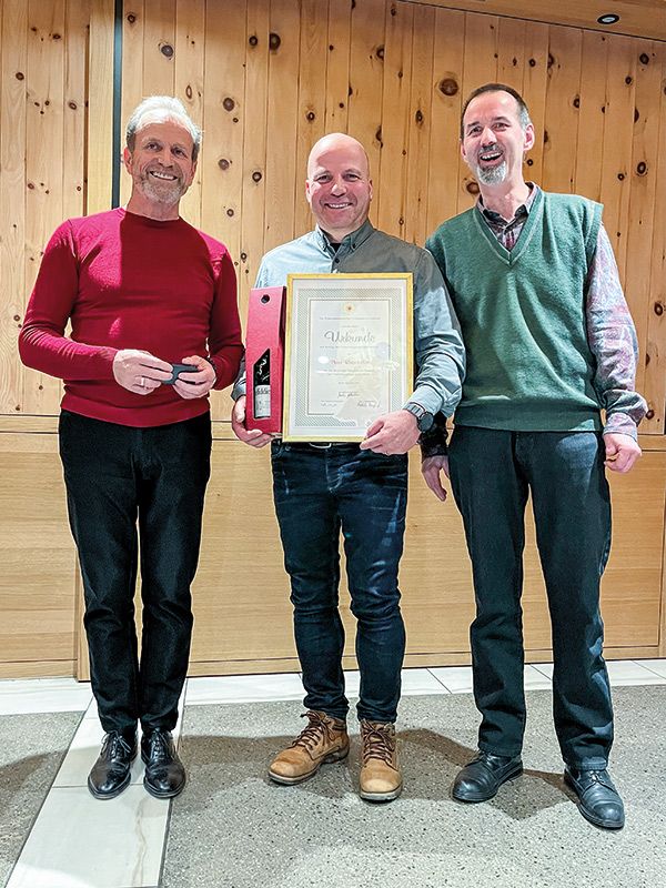 v. l. Peter Ratschiller (Mitte) wird von Obmann Manfred Ratschiller (links) und Bezirksobmann Norbert Kofler (rechts) geehrt