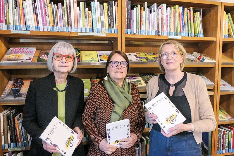 Buchvorstellung am 3. Mai in der Bibliothek Schlandersburg: MUSICA VIVA Schlanders 1981. Anwesend waren viele Freunde und Wegbegleiter:innen des Konzertvereins, auch Dieter Pinggera, der derzeitige Präsident von Musica Viva Vinschgau. Musikalisch umrahmt wurde die Buchvorstellung vom Duo La Zag mit Elfriede und Franco Ferrarese. V. l.: Christina Hofer Klotz, Verena Tumler und Christine Karner Reissner
