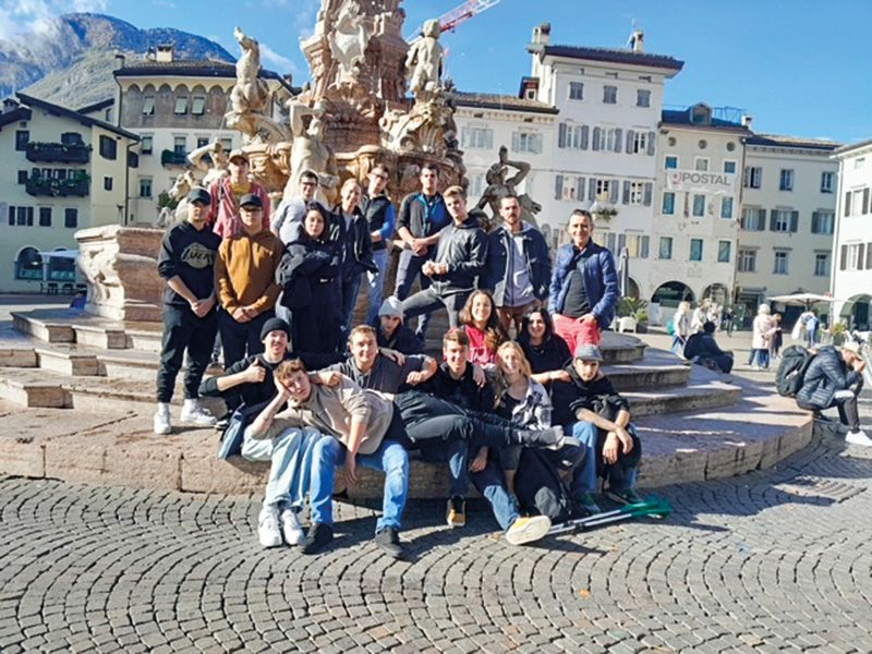 Auf kunsthistorischer Lehrfahrt: Die Lehrlinge der dritten Malerklasse mit begleitendem Lehrpersonal vor dem Neptunbrunnen am Trientner Domplatz.
